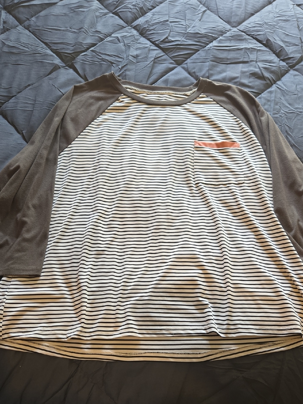 Striped Raglan Long-Sleeve Tee with Contrast Sleeves - White/Gray